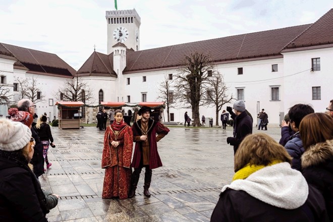 Na vodeni ogled ljubljanskega gradu so domače in tuje obiskovalce  popeljali vodniki v kostumih. Predstavili so prelomna...