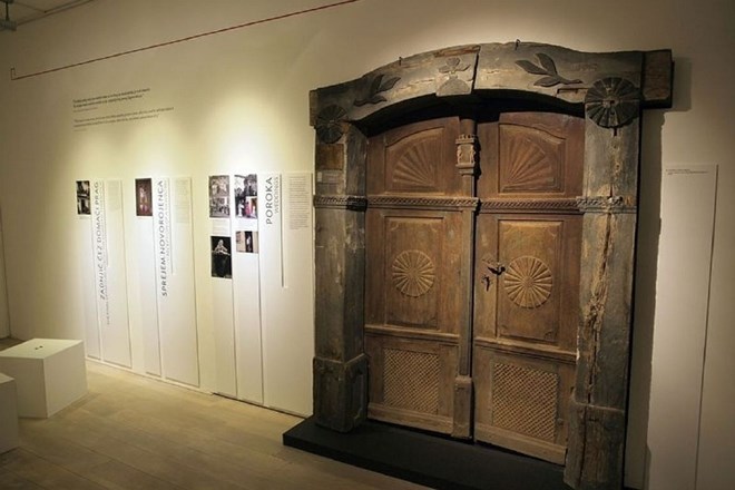 Razstava o vratih na Slovenskem: prostorski in simbolni prehodi življenja  