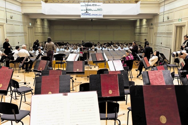 Na sinočnji opozorilni stavki je Orkester Slovenske filharmonije ponovno pozval vodstvo k odstopu.