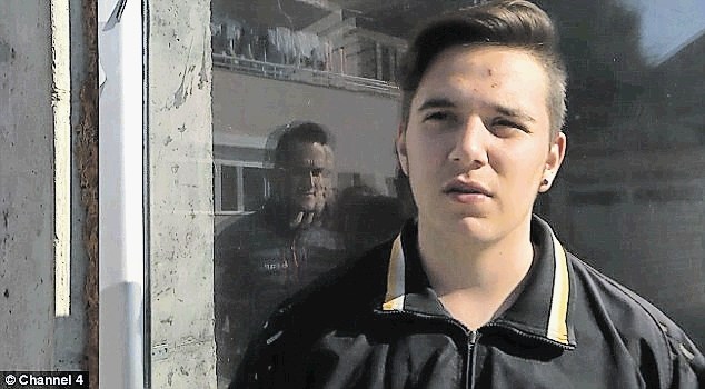 Viktor, 16-letni urednik spletne strani Total News, ki uspeva z lažnimi novicami.