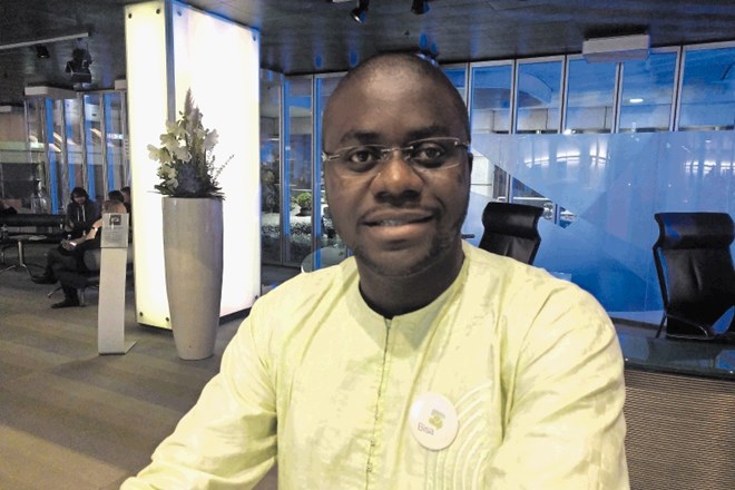 Raindolf Owusu, izvršni direktor podjetja Oasis Websoft, ki z aplikacijo bisa pomaga Afričanom pri lažjem vzpostavljanju...