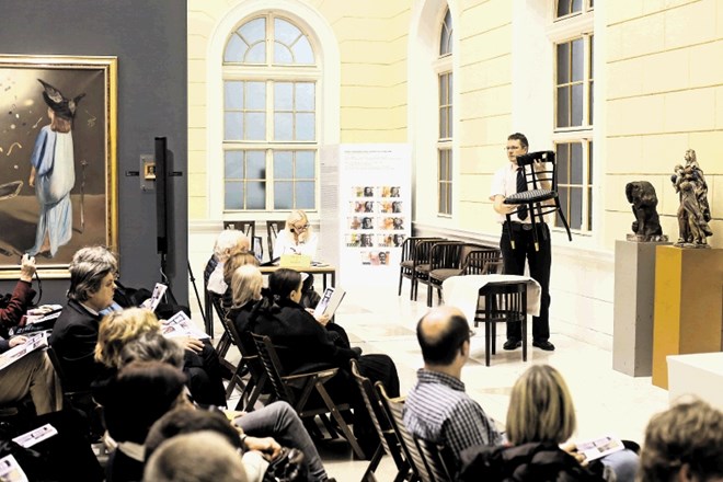 Neprodani so ostali redkejši stol Maksa Fabianija za 2600 evrov in  trije Plečnikovi stoli (skupaj so stali 9900 evrov).