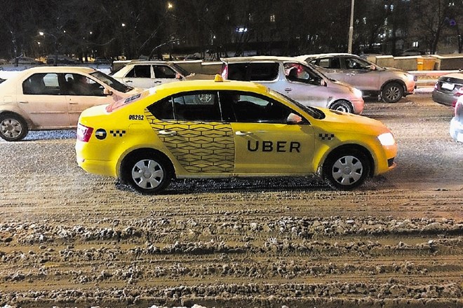 Dispečerski center od taksista, ki mora sam  plačevati  za stroške vzdrževanja, vsak mesec pobere od 150 do 200 evrov, Uber...
