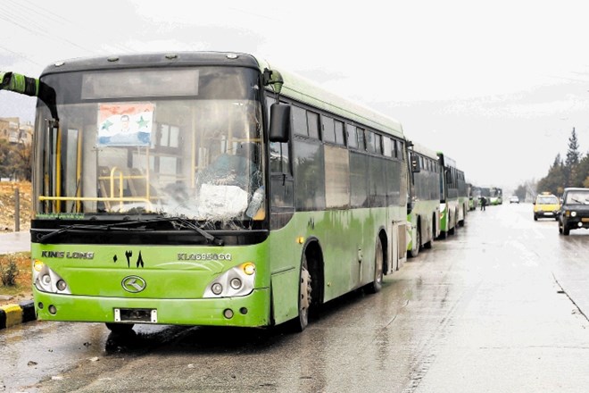 Strategija zelenih avtobusov rečejo ukrepu, ko civiliste in upornike  odpeljejo z območij, kjer zmagajo sirske vladne sile....