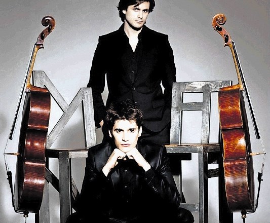Dvakrat je za naslovnico albuma fotografiral tudi 2 Cellos, ki sta pozirala ob njegovih skulpturah.