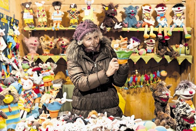 Aleksandra Bregar Gregorc prodaja lutke v podobi lisičk, mišk in drugih pravljičnih bitij, ki jih skrbno in z veliko mero...
