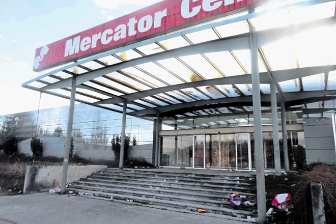 Mercatorjev center na Cikavi, prvo večje nakupovalno središče v Novem mestu in širši okolici, je že tri leta prazen, v njem...