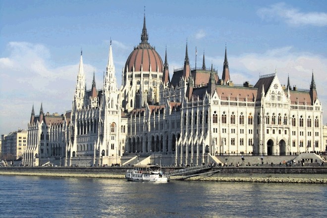 Pogled na pročelje madžarskega parlamenta z ladje je veličasten.