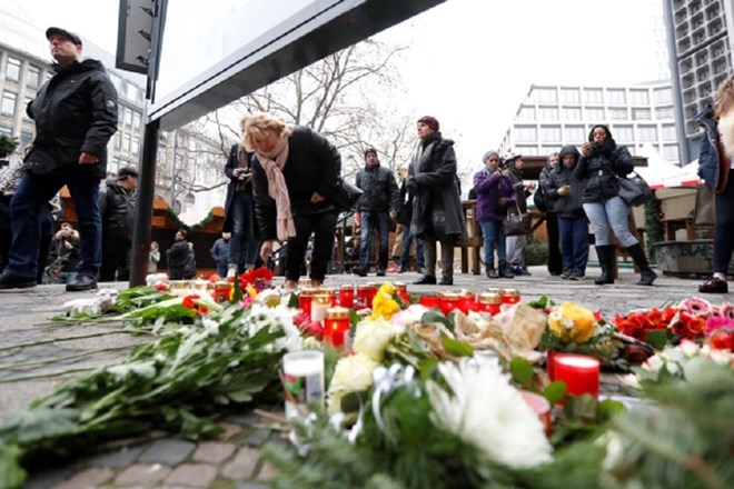 Berlinčani na kraj napada nosijo rože in cvetje. (Foto: Reuters)