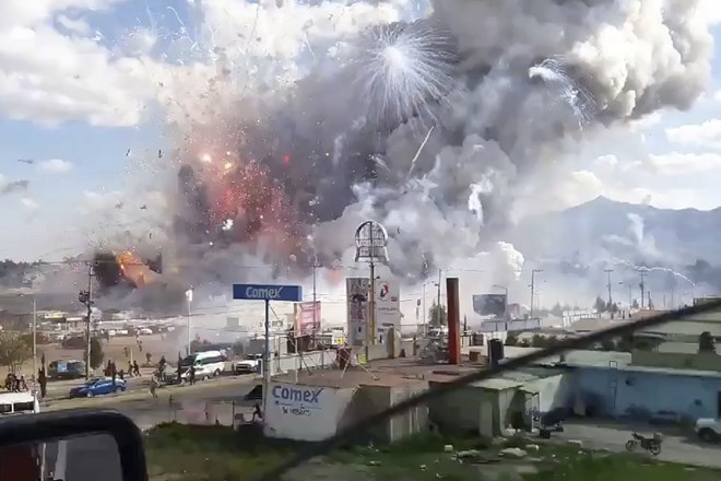 Vsaj 31 mrtvih v eksploziji: ognjena strast  spremenila tržnico v pogorišče