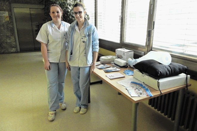 Tadeja Mali (levo) in Sanja Drobac (desno), študentki Fakultete za zdravstvo Jesenice, sta pri svojem praktičnem...