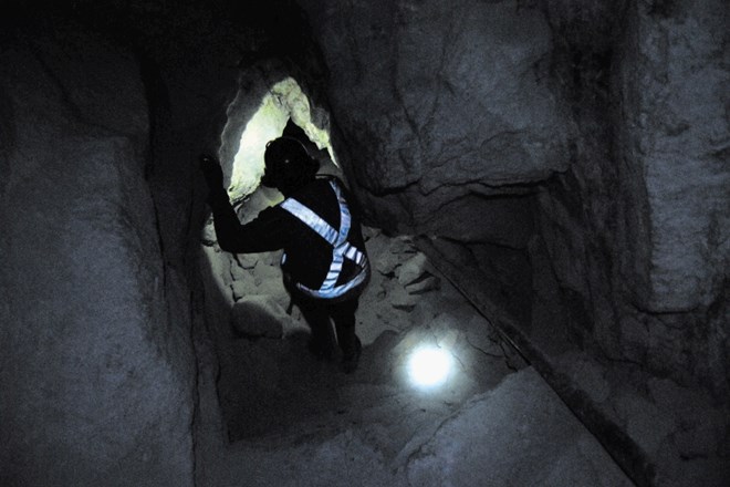 Rovi v Cerro Ricu so skopani ročno in z razstreljevanjem, ki rudarjem utira pod naprej. Iz neenakomernih sten in tunelov...