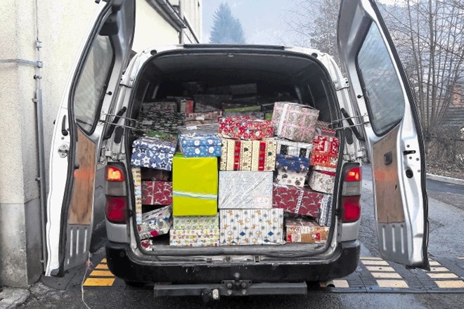 Več deset takšnih tovornih kombijev daril so Božički že razvozili po državi, nekaj sto daril pa so odpeljali tudi v Bosno.
