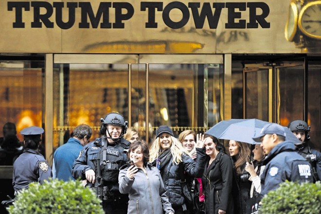 Turisti si po novem hodijo ogledovat Trump Tower kot turistično znamenitost, pred katero delajo selfije s policisti. V...