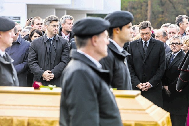 Pogrebna slovesnost  ob pokopu žrtev  povojnega nasilja iz Hude jame v  Spominskem parku Dobrava pri Mariboru 27. oktobra
