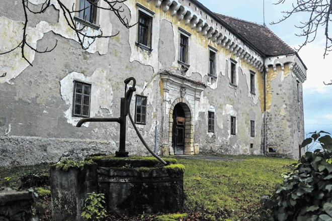 Sklad kmetijskih zemljišč preverja, ali je ljubljanska univerza ob gradu Krumperk zakonito postala lastnica dela njegovih...