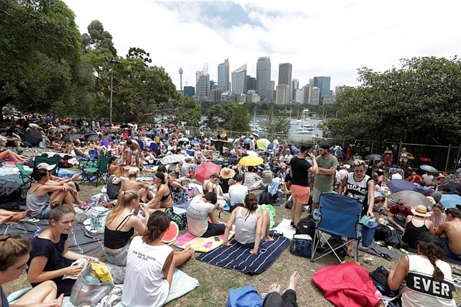 V Sydneyju je ognjemet več ur čakalo že več sto tisoč ljudi. (Foto: Reuters)