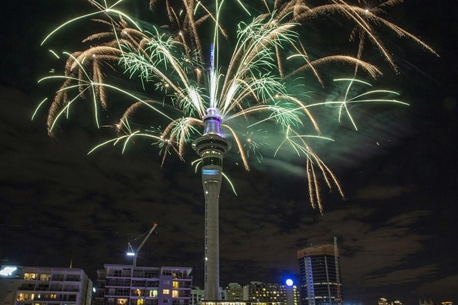 V novozelandskem Aucklandu so rakete poletele s 300 metrov visokega stolpa Sky Tower. (Foto: AP)