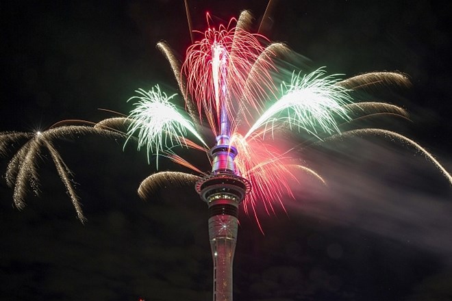 V novozelandskem Aucklandu so rakete poletele s 300 metrov visokega stolpa Sky Tower. (Foto: AP)
