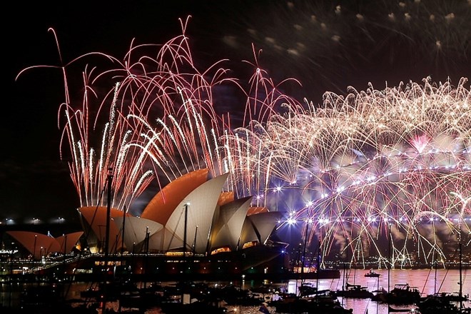Ognjemet v Sydneyju naj bi si 1,5 milijona ljudi ogledalo v živo v pristanišču, okoli milijarda pa v živo prek spleta. (Foto:...