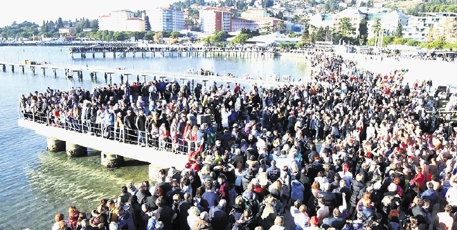 Letos so novoletni skoki v morje pritegnili okoli 5000 gledalcev.
