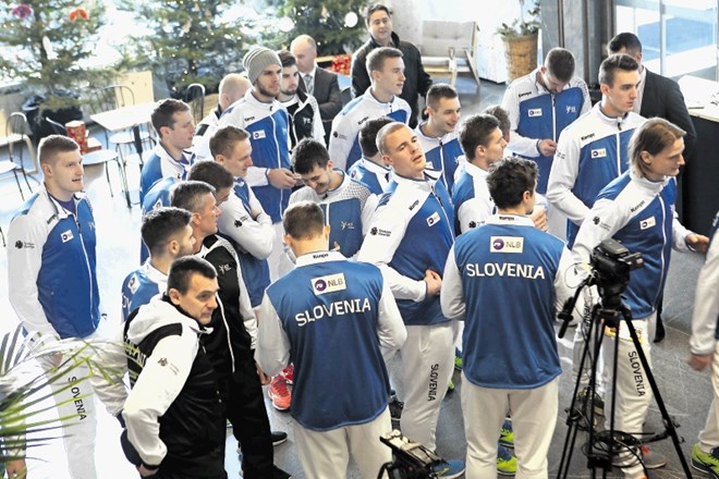 Zaradi pripravljalnih tekem z gostiteljico SP so slovenski rokometaši predčasno odpotovali v Francijo.