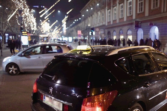 Taksisti so še do nedavnega pogosto kršili prepoved vožnje po Slovenski cesti.