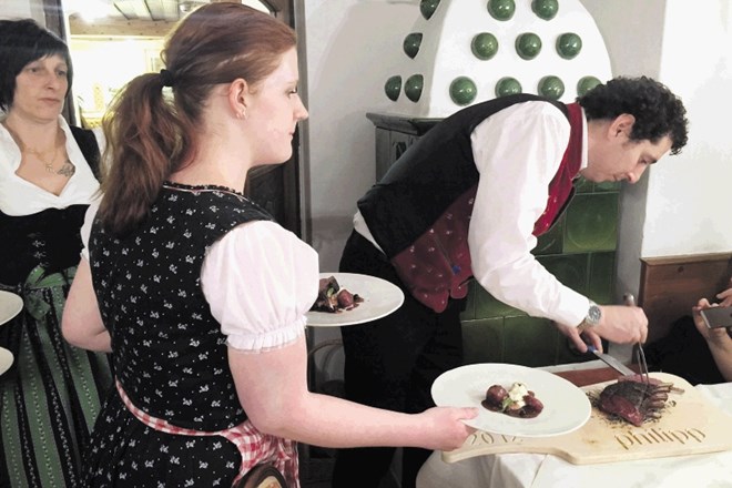 Inovativna kuhinja Philippa Prodingerja in ekipa, oblečena v pristno avstrijsko nošo.