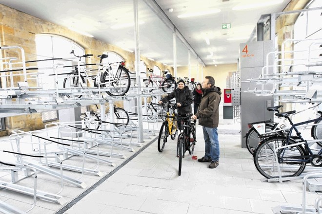 Varna kolesarnica v Ljubljani manjka. Na sliki je garažna hiša za kolesa v  nemškem Bambergu, kjer dnevno parkiranje za kolo...
