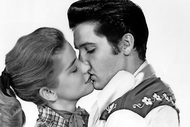 Mlada zvezdnica Dolores Hart je zaslovela kot prvo dekle, ki jo je na filmskem platnu poljubil Elvis Presley.