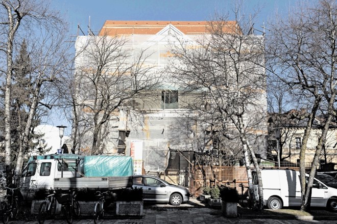 S prenovo več kot sto let stare stavbe v Komenskega ulici, ki je prestala tudi hud ljubljanski potres leta 1895, bo Pionirski...