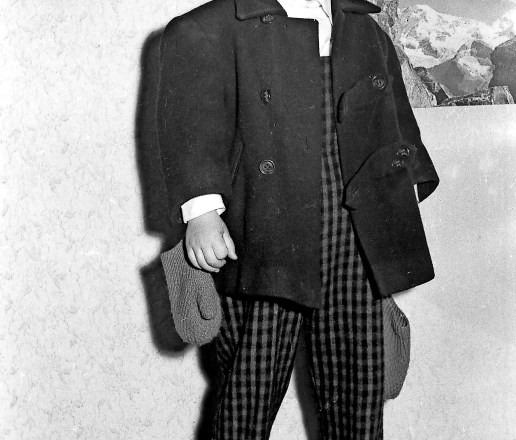 Fantič kot iz izložbe ponazarja, kakšna je bila otroška moda leta 1959.
