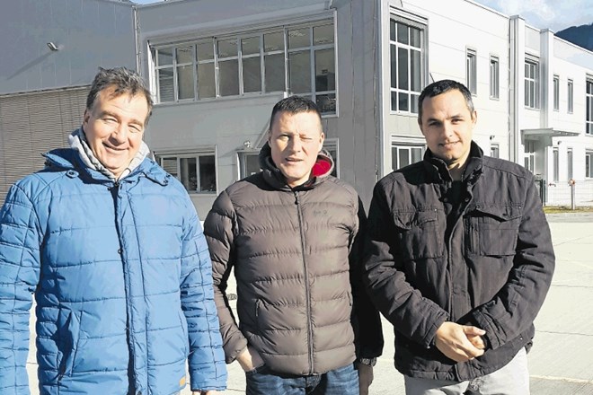 Dean Kavčič, Damijan Cehner in Davor Gašperčič (od leve proti desni) pred hangarjem na letališču.