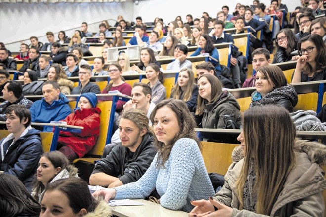 Tudi študenti filozofske fakultete (na fotografiji) bodo odslej lahko izpit opravljali največ petkrat.