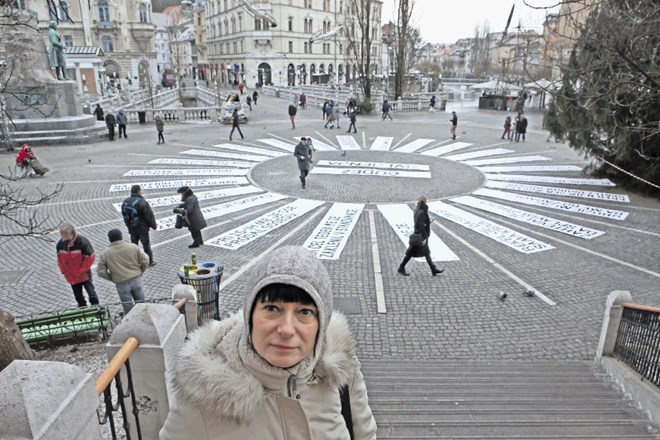 V sklopu torkove umetniške akcije Čudež življenja je Milijana Babić, avtorica nove zdravamarije,  na Prešernovem trgu...