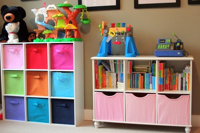 Kako organizirati vsepovsod raztresene otroške igrače v petih lahkih korakih  