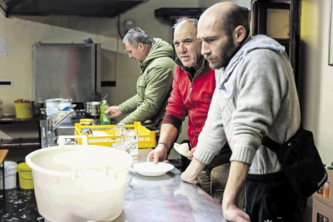 Obroke v dnevnem centru Vincencijeve zveze dobrote brezdomci pripravljajo skupaj s prostovoljci.