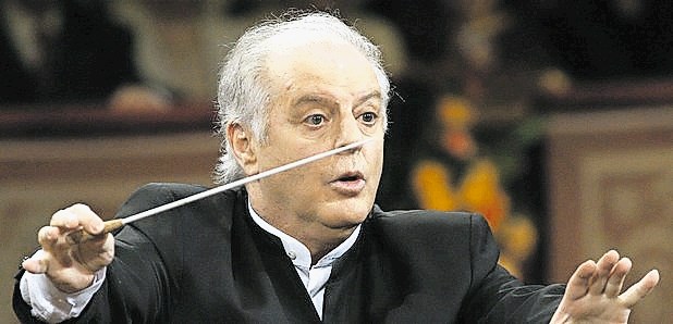 Argentinsko-izraelski dirigent Daniel Barenboim bo v Arhusu aprila nastopil z orkestrom Vzhodno-zahodni divan.