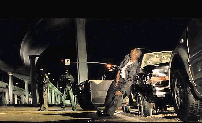 Ruski mafijci ob koncu filma prerešetajo tako Alonza Harrisa kot njegov avto.