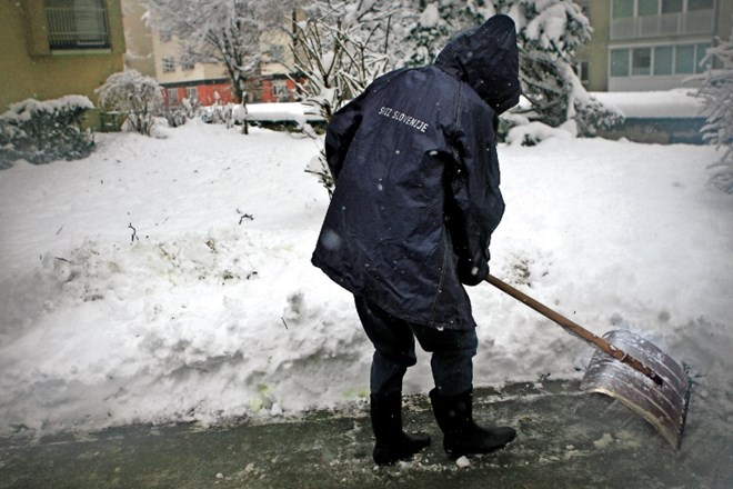 Lopate in ročni snežni plugi za učinkovito in prijetnejše odstranjevanje snega