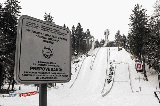 Smučarski skakalni klub Ilirija je v Mostecu že pred časom namestil table, ki mimoidoče opozarjajo, da je vstop na skakalnice...