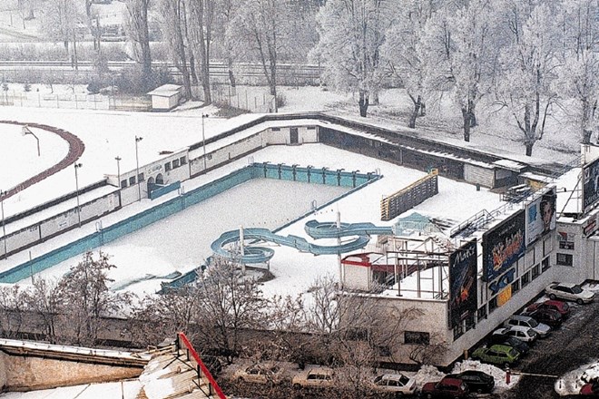 Ker  še vedno neprenovljeno kopališče Ilirija (na sliki) pozimi ni uporabno, so ljubljanski plavalci  primorani trenirati v...
