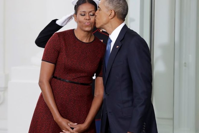 Barack Obama je med čakanjem na bodoči prvi ameriški par poljubil svojo soprogo Michelle. (Foto: AP)