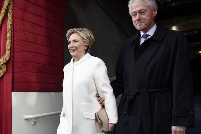 Nekdanji predsednik Bill Clinton s soprogo Hillary, ki je izgubila predsedniško bitko proti Trumpu. (Foto: Reuters)