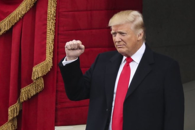 Donalda Trumpa so ob vstopu pred kongres gledalci pozdravili z bučnim aplavzom. (Foto: AP)