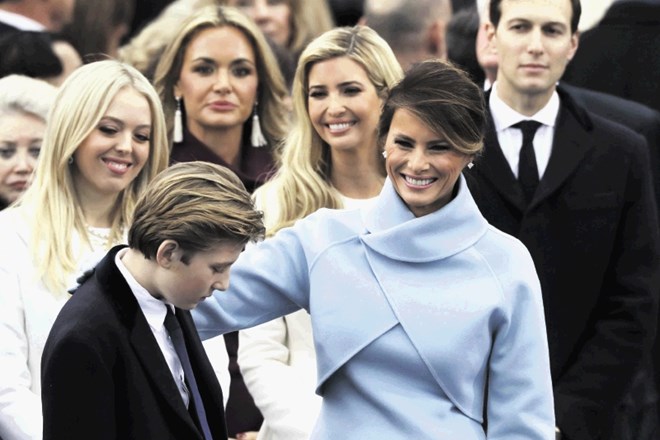 Elegantno oblečena Melania Trump se s sinom Barronom po prisegi vrača v New York in bo do konca šolskega leta predvsem mati...
