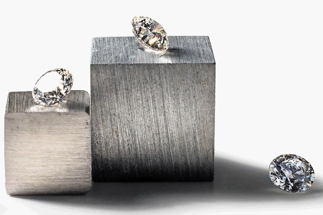 Diamond Foundry prodaja laboratorijsko vzgojene briljante več sto oblikovalcem nakita in draguljarnam, ki jih neposredno...