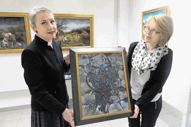 Slikarka Darja Štefančič (levo) z Rakeka je galeriji  podarila eno svojih del. Desno stoji direktorica CIK Trebnje Patricija...