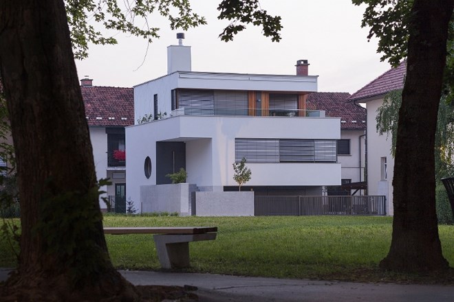 Žepna lepotica v belem je izviren dom štiričlanske ljubljanske družine  