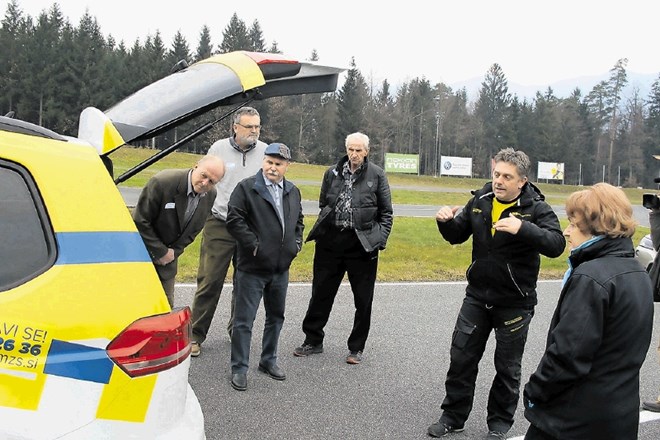 Prostoferji so z zanimanjem prisluhnili inštruktorju varne vožnje Vojku Safranu.
